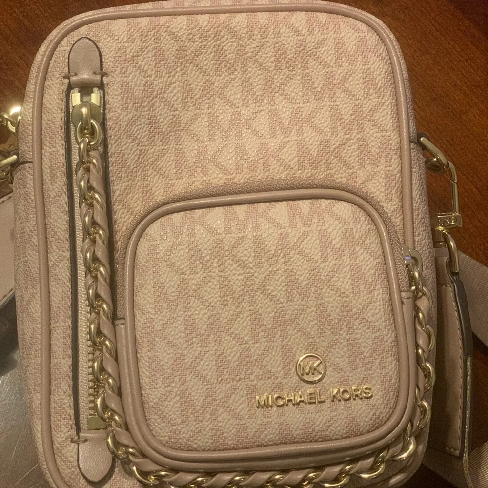 Michael Kors Elliot Small Logo Crossbody Bag in the color Ballet - Picture 2 of 7